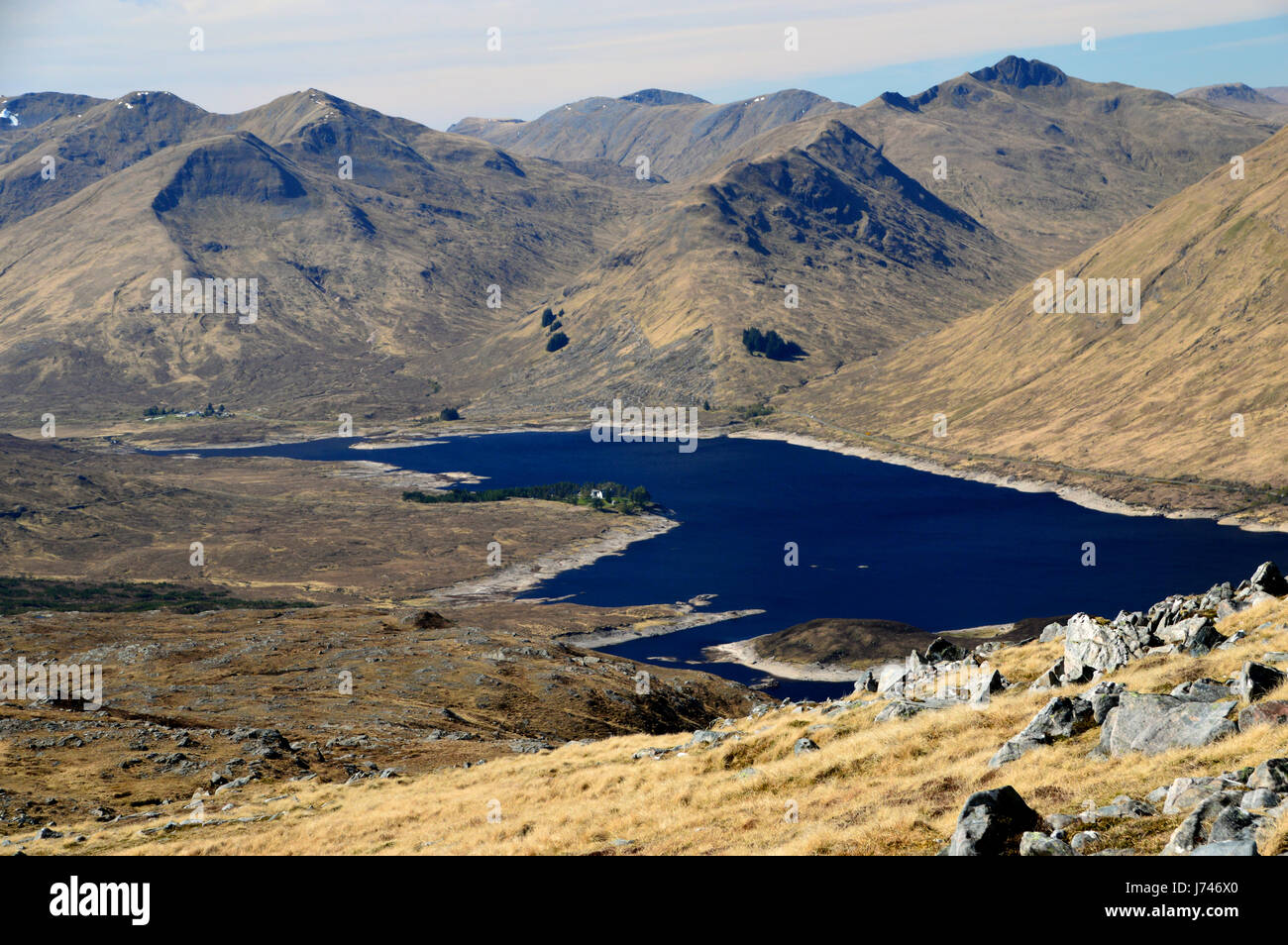 Loch Cluanie suchen westlich vom Gipfel des der schottischen Berge Corbett Beinn Loinne in Glen Shiel, Kintail, N/W schottischen Highlands, Stockfoto