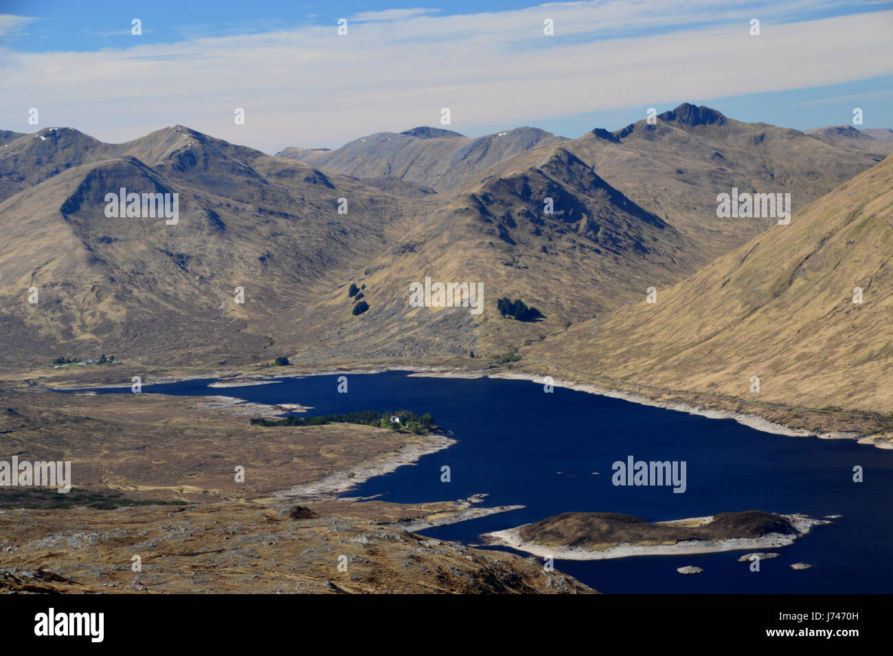 Loch Cluanie suchen westlich vom Gipfel des der schottischen Berge Corbett Beinn Loinne in Glen Shiel, Kintail, N/W schottischen Highlands, Stockfoto