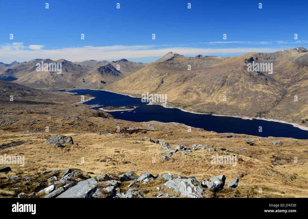 Loch Cluanie suchen westlich vom Gipfel des der schottischen Berge Corbett Beinn Loinne in Glen Shiel, Kintail, N/W schottischen Highlands, Stockfoto