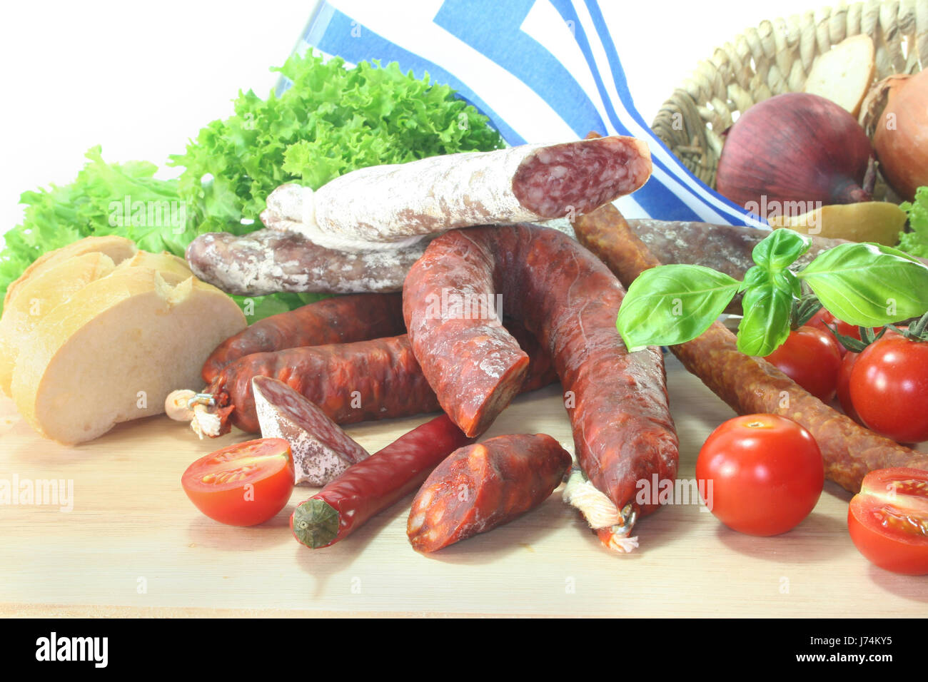 Griechenland-griechische Paprika Paprika-Tomaten-Tomaten getrocknete Salami  Luft gewürzt Wurst Stockfotografie - Alamy