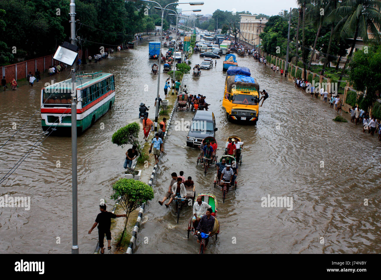 Ein sintflutartigen Monsun-Regen links tiefer gelegenen Gebieten der Stadt unter Wasser. Dhaka, Bangladesch. Stockfoto