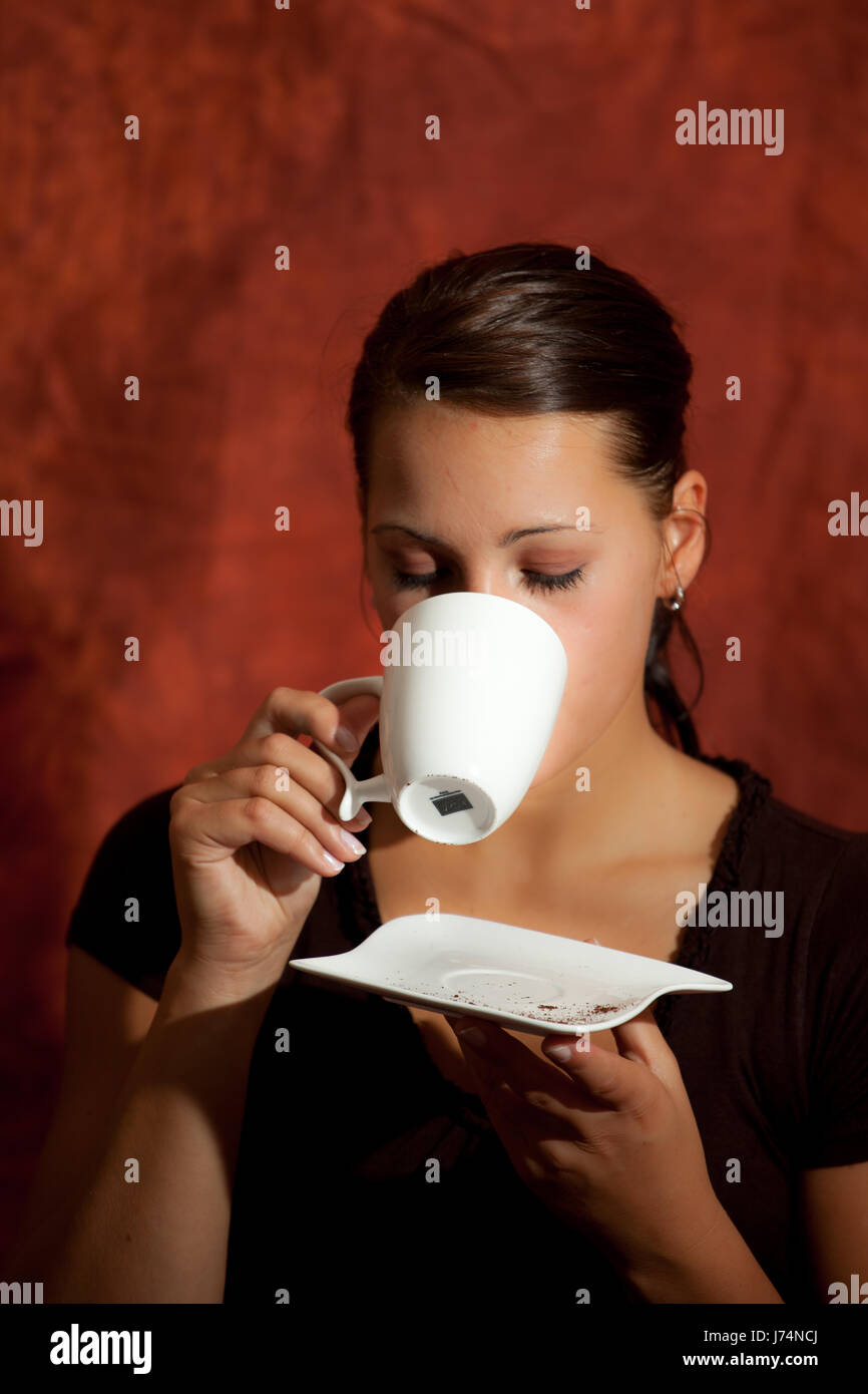 Frau Tasse Tee Trinken Trinken Latzchen Heissen Kaffee Frau Tasse Menschen Menschen Stockfotografie Alamy