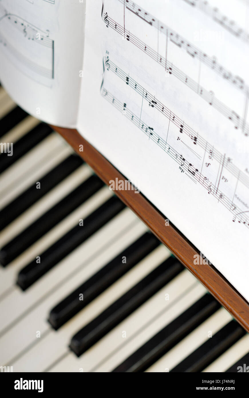 Noten auf dem Klavier Stockfoto