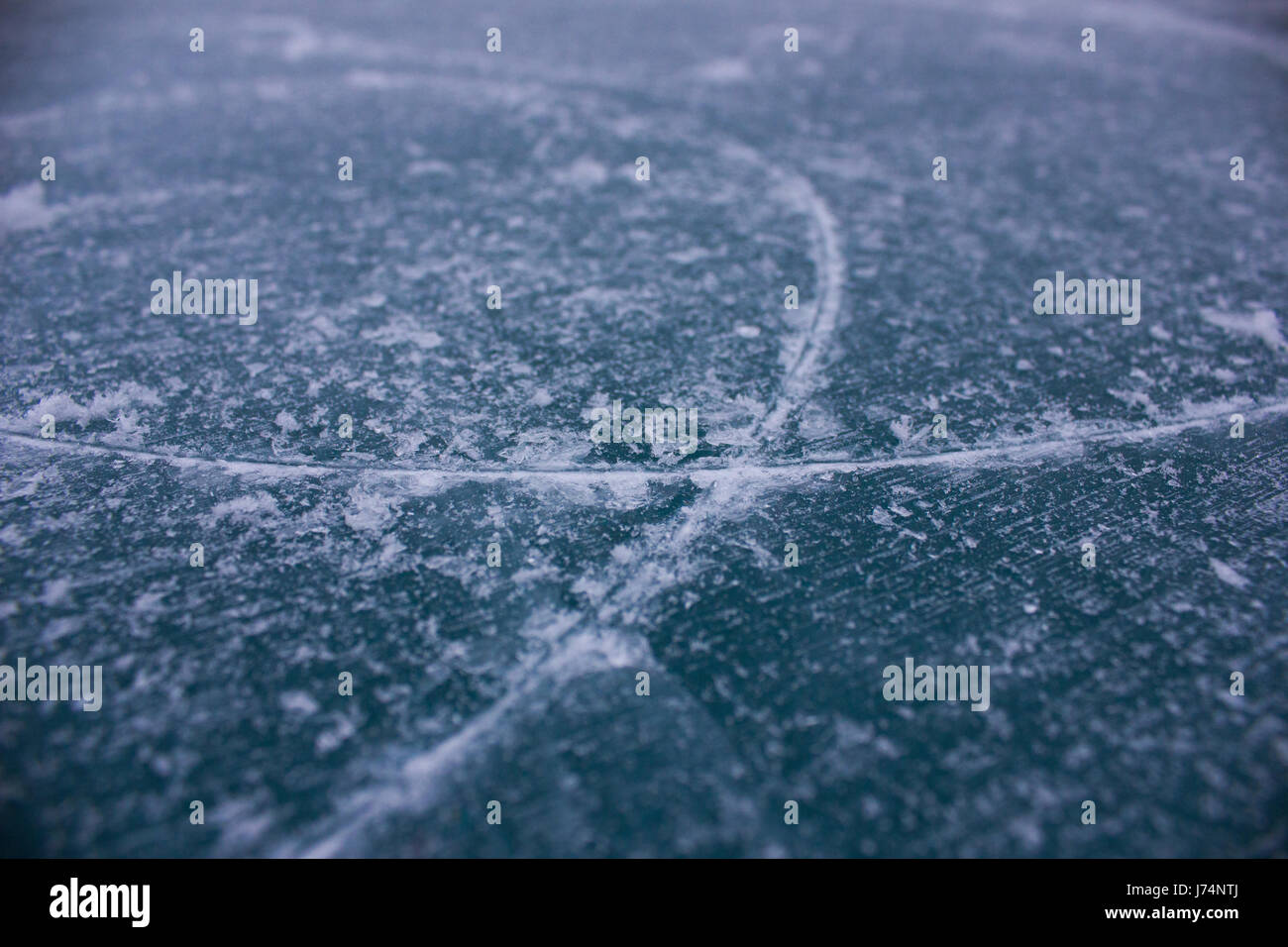 Eine Schleife durch einen gefrorenen See vom Grashalm Eiskunstläuferin geschnitzt Stockfoto