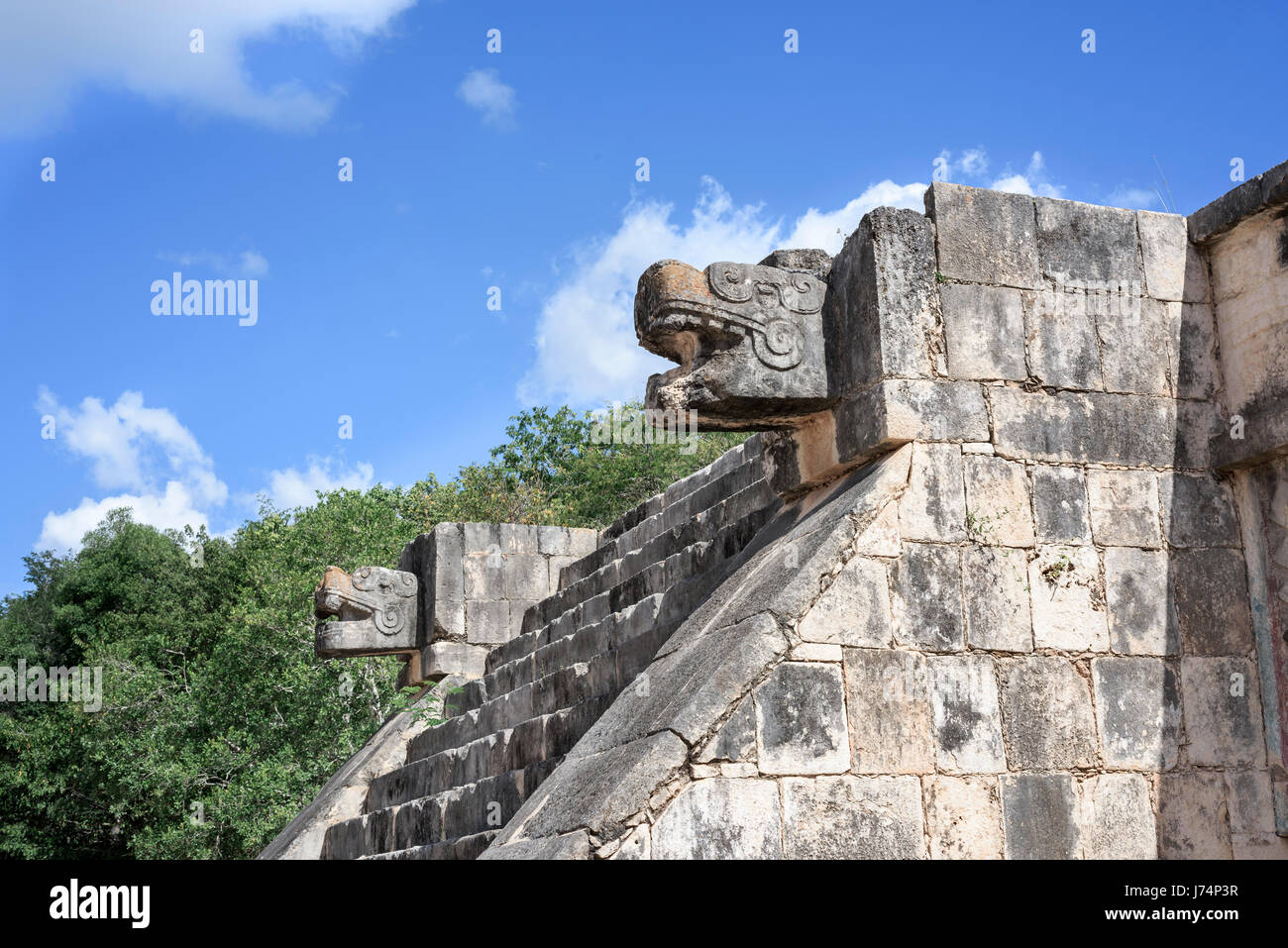 Kopf Stein Jaguar-Statue auf der Plattform der Adler und Jaguare in Maya-Ruinen von Chichen Itza, Mexiko Stockfoto