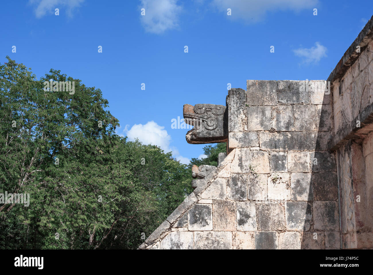 Kopf Stein Jaguar-Statue auf der Plattform der Adler und Jaguare in Maya-Ruinen von Chichen Itza, Mexiko Stockfoto
