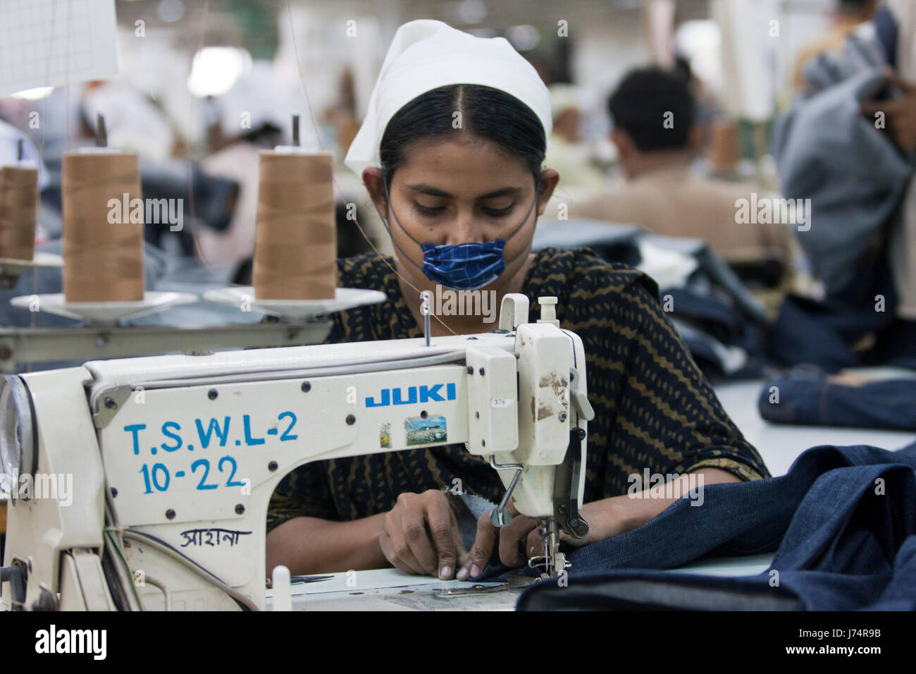 Kleidungsstücke Arbeitnehmer arbeiten im Werk. Dhaka, Bangladesch. Stockfoto