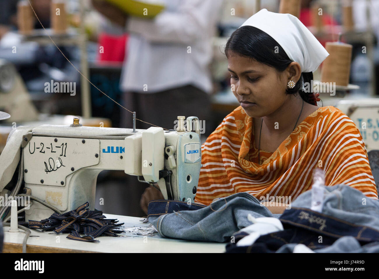 Kleidungsstücke Arbeitnehmer arbeiten im Werk. Dhaka, Bangladesch. Stockfoto