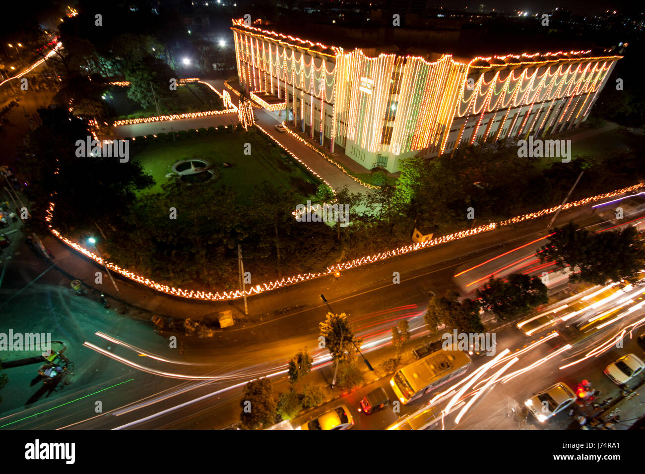 Bangladesch National Museum Gebäude ziert mit Lichtern anlässlich der 400 Jahre von Dhaka, Bangladesh. Stockfoto