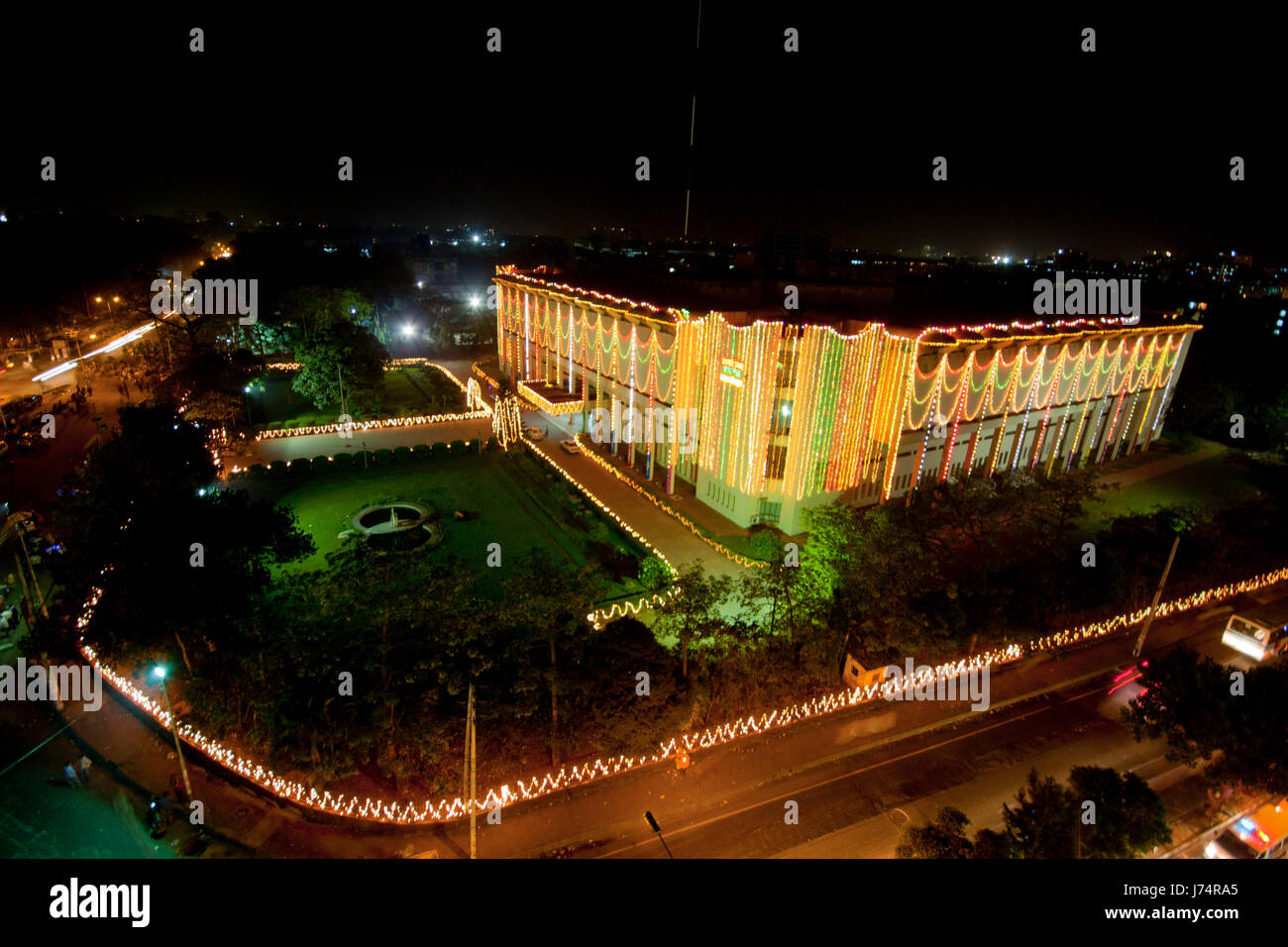 Bangladesch National Museum Gebäude ziert mit Lichtern anlässlich der 400 Jahre von Dhaka, Bangladesh. Stockfoto