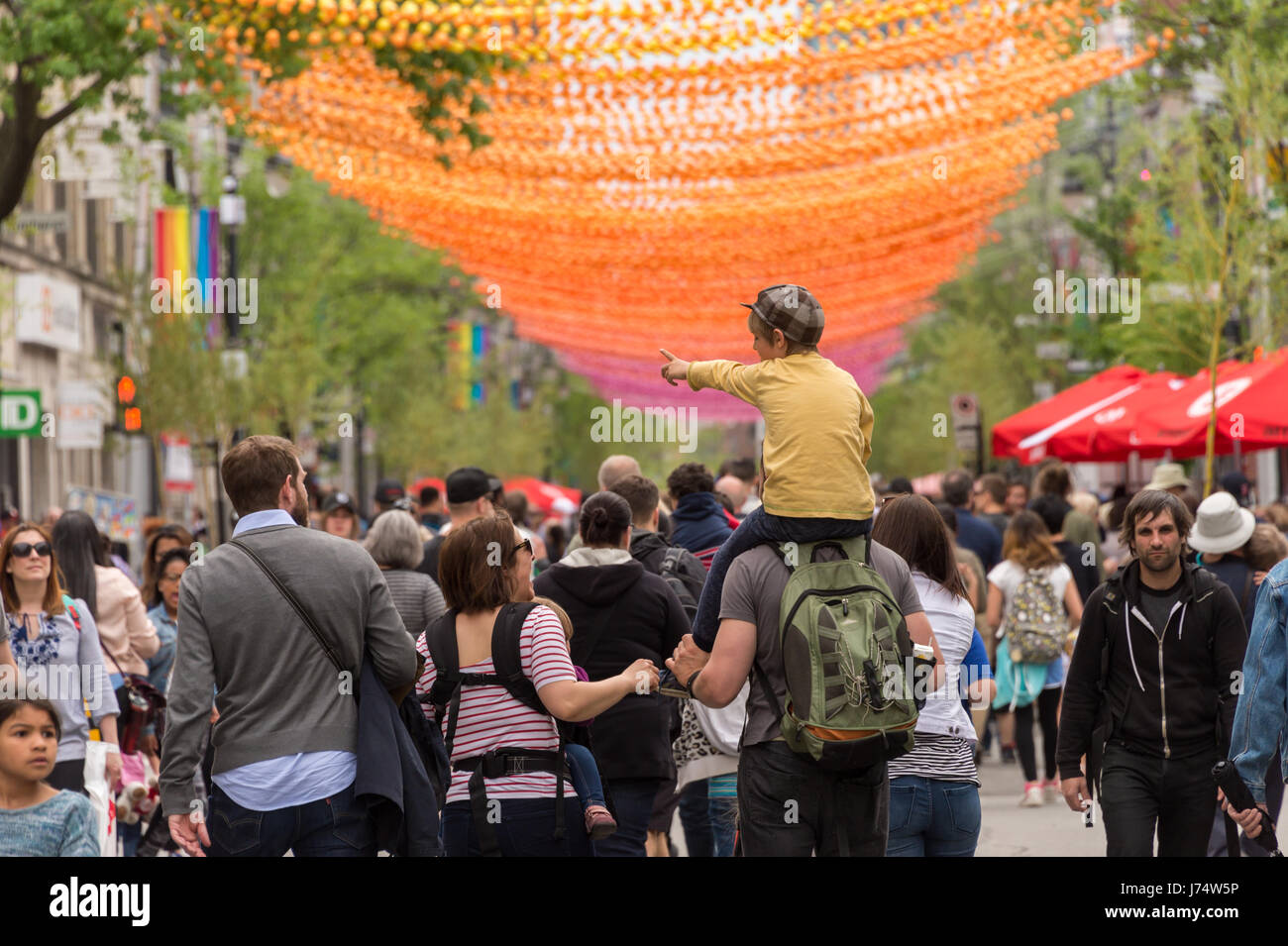 Montreal, CA - 21. Mai 2017: Rainbow Kugeln Kunst Installation "18 Farben von Gay" an der Saint Catherine Street im gay Village Stockfoto