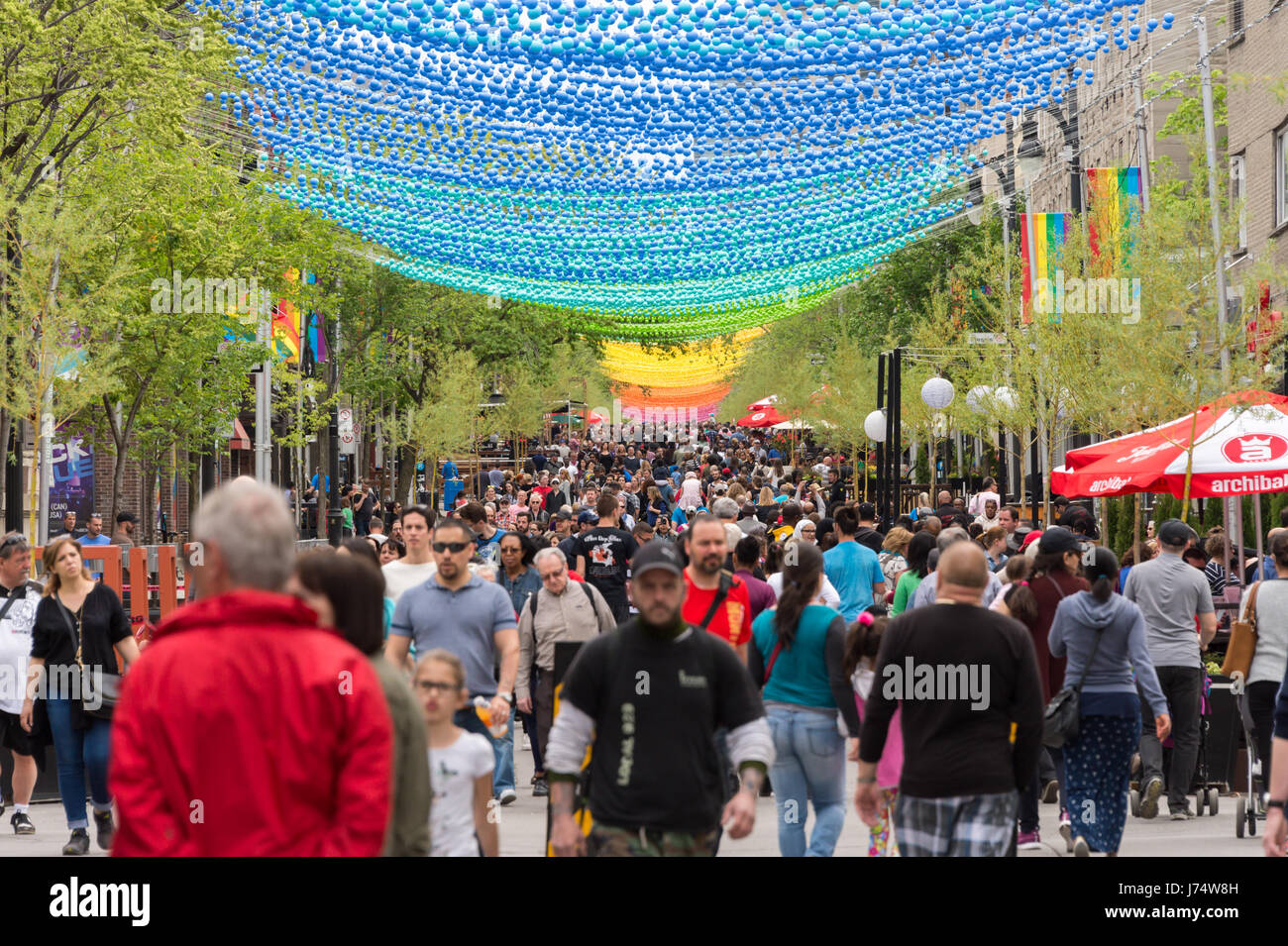 Montreal, CA - 21. Mai 2017: Rainbow Kugeln Kunst Installation "18 Farben von Gay" an der Saint Catherine Street im gay Village Stockfoto
