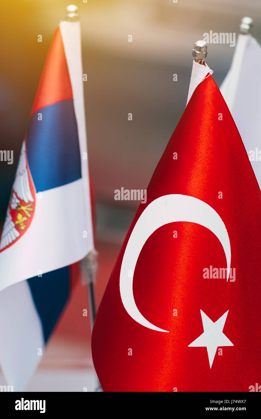 Flaggen der Türkei und Serbien, selektiven Fokus Stockfoto