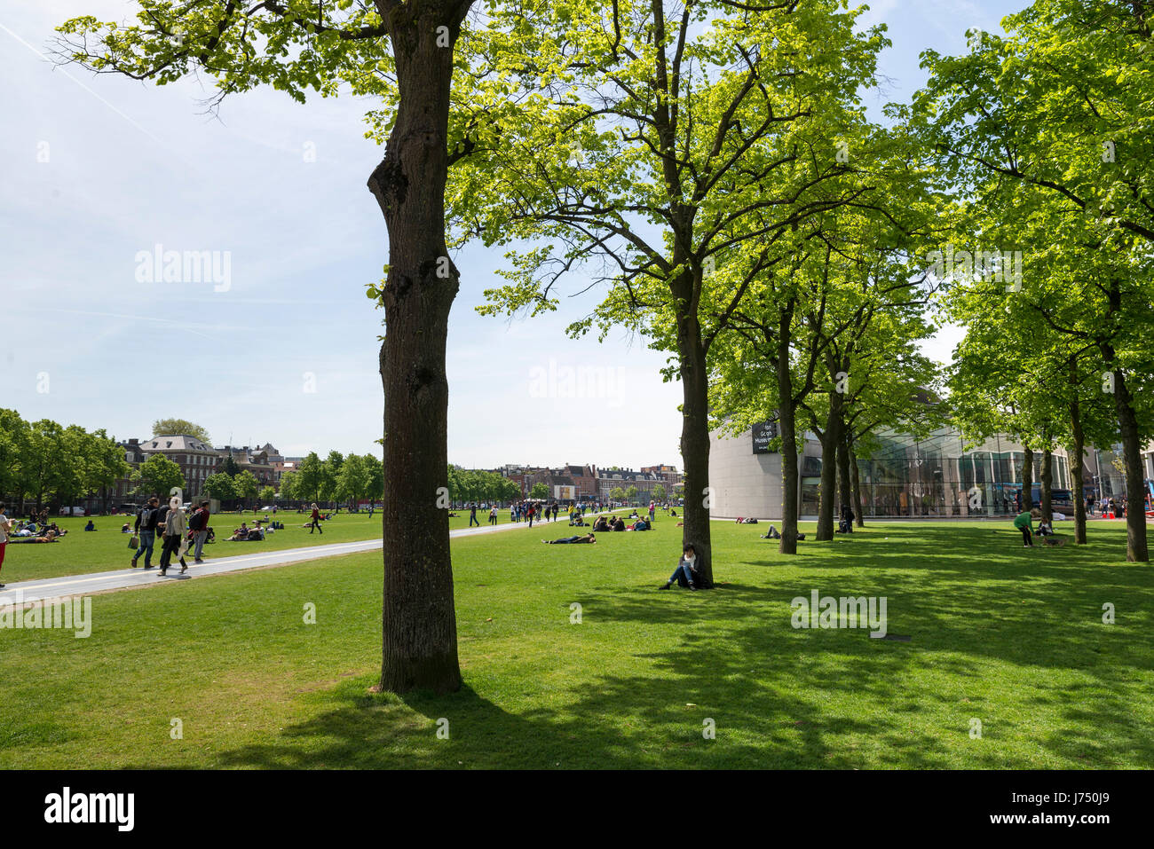 AMSTERDAM, Niederlande - 15. Mai 2017: Gärten zwischen dem Van Goghmuseum und das Rijksmuseum an einem Frühlingsmorgen Stockfoto