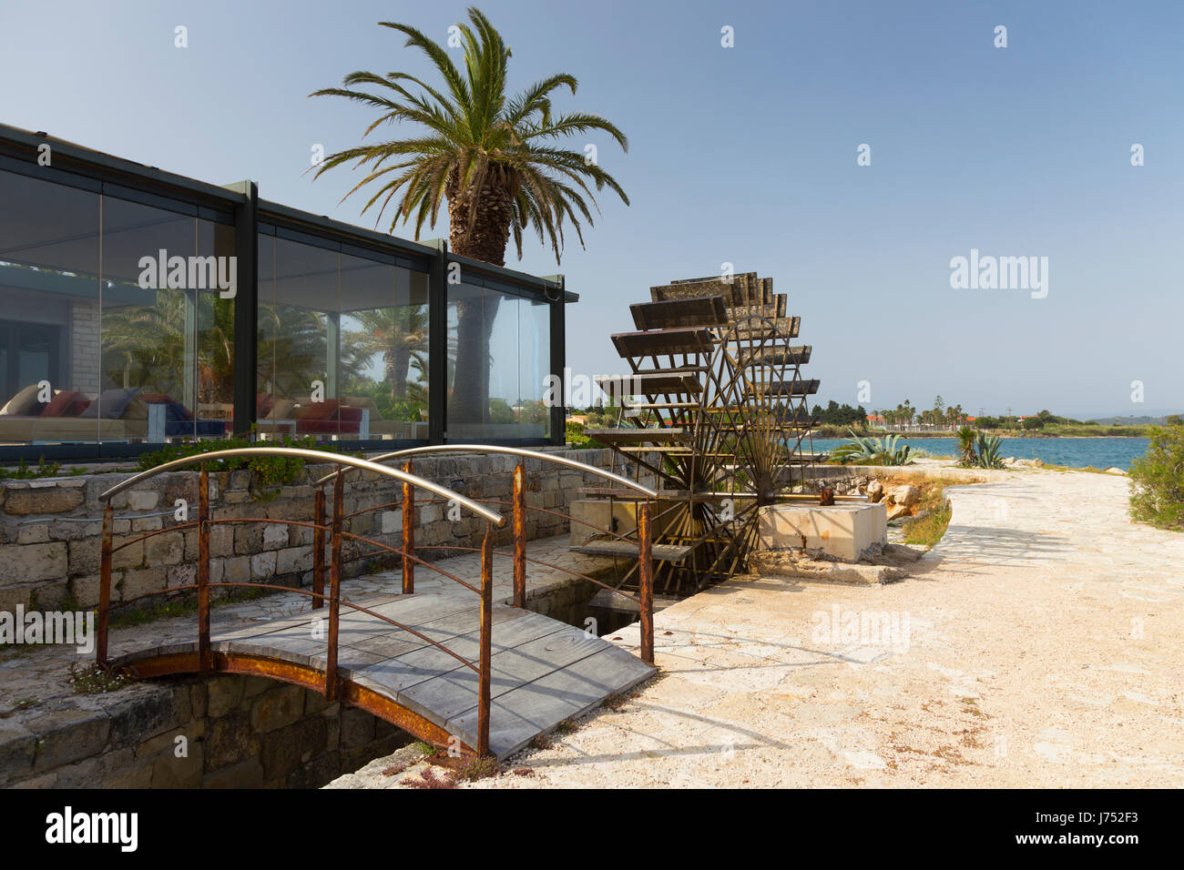 Wasserrad und Restaurant in der Nähe von Argostoli, Kefalonia, Griechenland Stockfoto