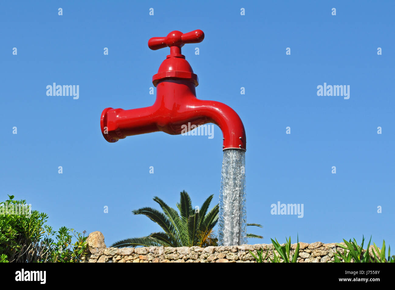 Blau Art Wasserhahn Firmament Himmel blau rot Wasser Kunst Baum Bäume Stein Urlaub Stockfoto