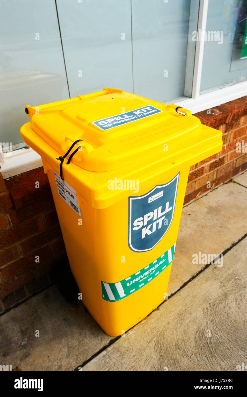 Gelbe Spill Kit Plastikeimer an einer Tankstelle, New South Wales, NSW, Australien Stockfoto