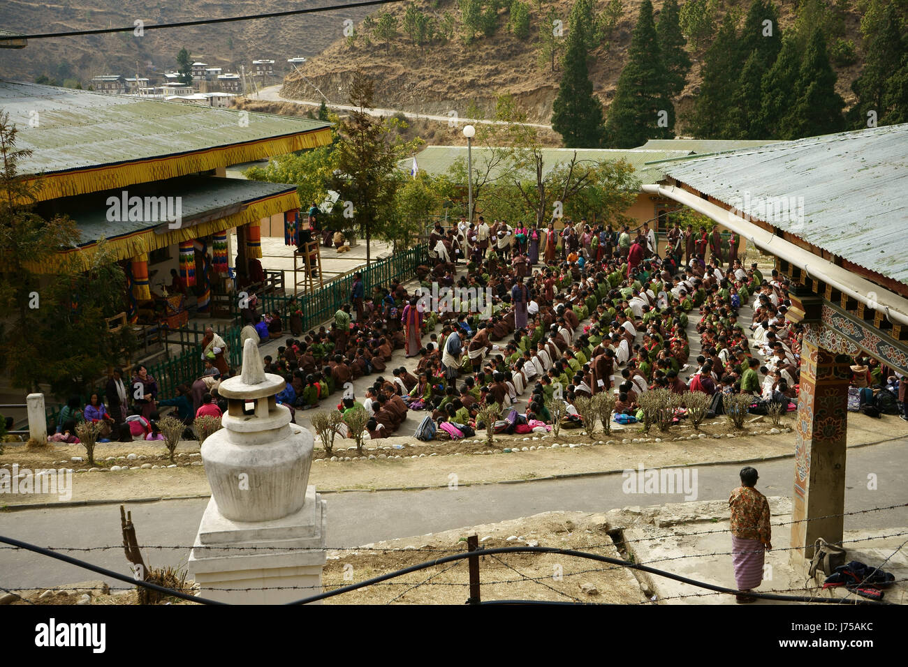 Schulversammlung bei Besuch des buddhistischen Mönchs, Khasadrapchu südlich von Thimphu, Bhutan Stockfoto