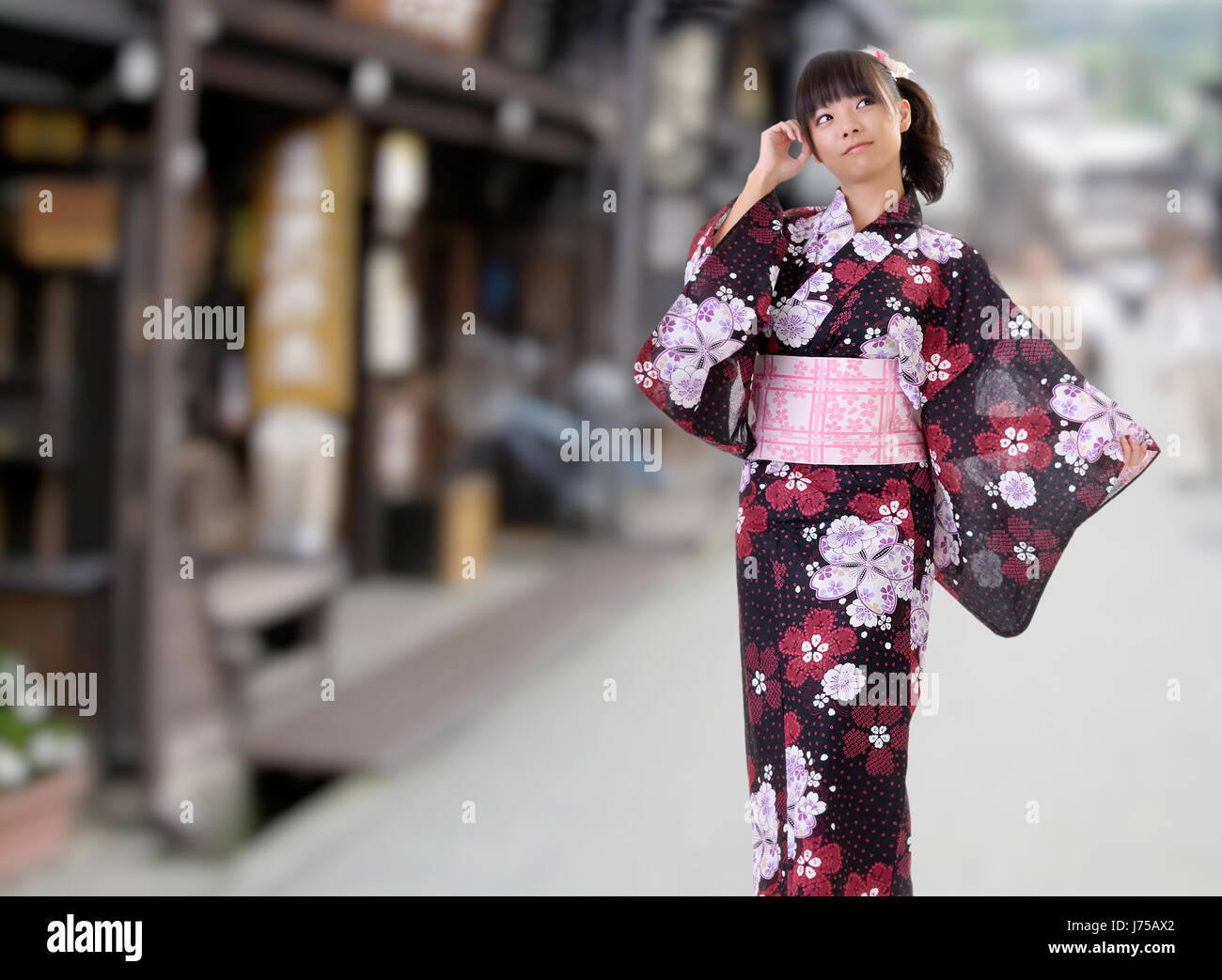 zuversichtlich attraktiven Kleid Yukata japanischer Kimono Mädchen  Lifestyle portrait Stockfotografie - Alamy
