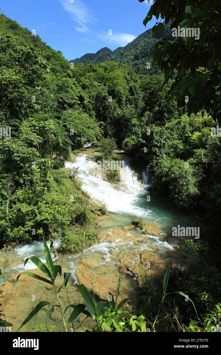 Wasserfall Dschungel Viet Nam Vietnam Fluss Wasser Brücke Bach Wasserfall in Asien Stockfoto