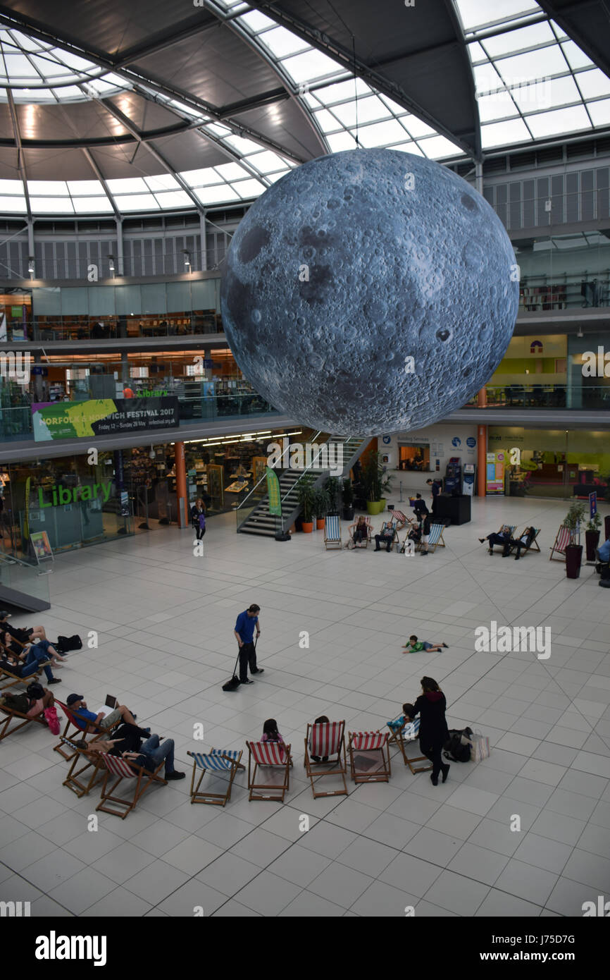 Museum des Mondes, eine riesige Hüpfburg mit detaillierten NASA Bilder von der Mondoberfläche im Forum im Rahmen des Festivals Norwich & Norfolk, M Stockfoto