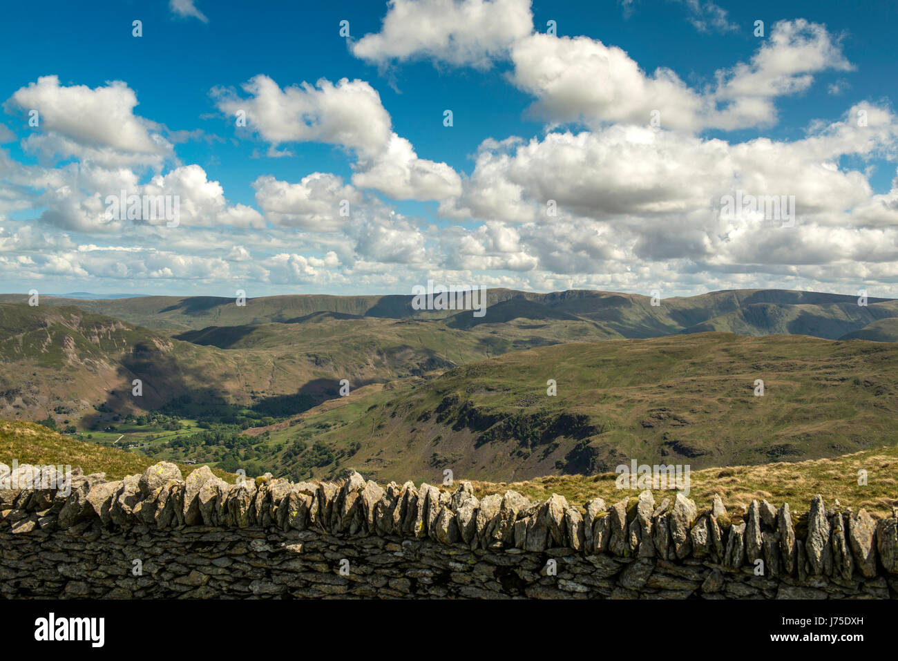 Cumbrian Landschaft Darstellung einer Wanderroute und Wand entlang Birkhouse Moor mit St Sunday Crag, Hammer Hecht und Birks im Hintergrund. Stockfoto