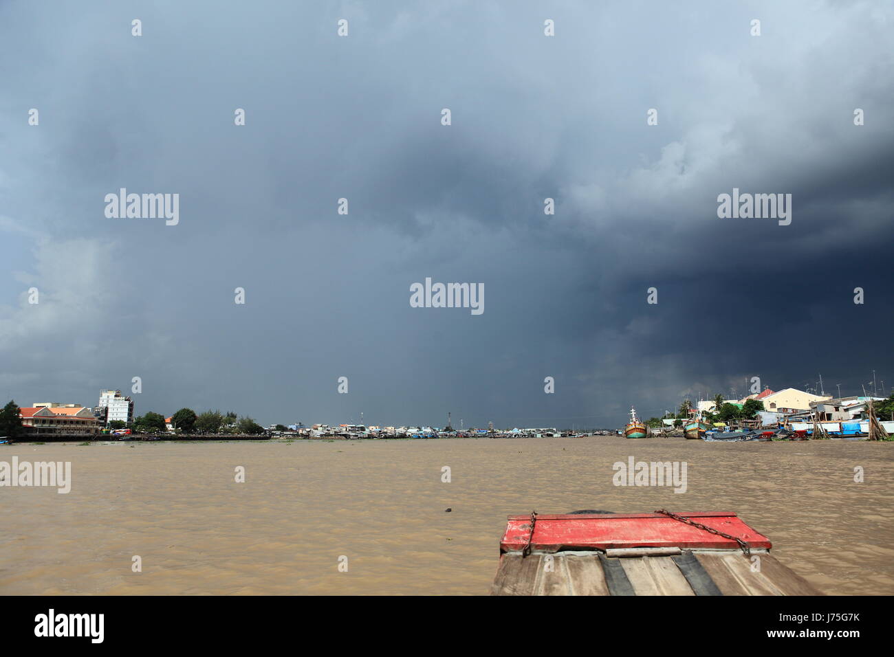 Gewitter Thundreous Vietnam Vietnam Fluss Wasser Wolken Asien Stockfoto