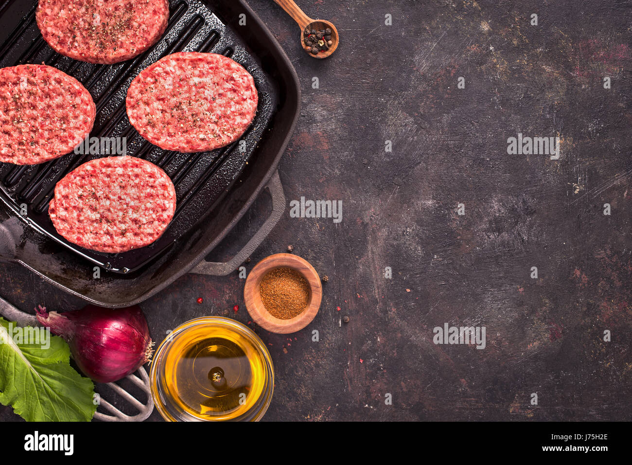 Rohes Rindfleisch Schnitzel auf Grillpfanne Stockfoto