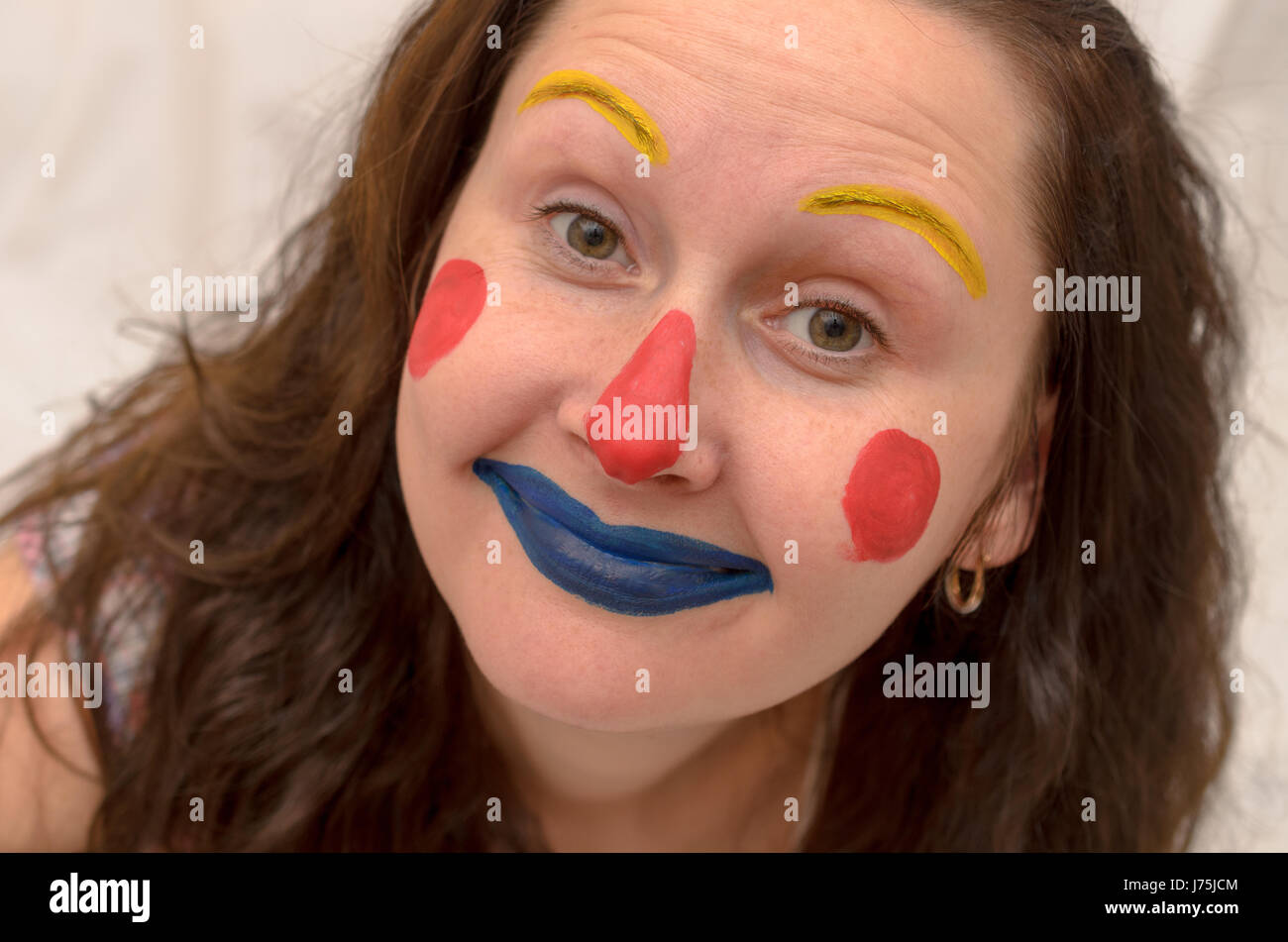 April Fools Witz-Mädchen mit einem Clown-Gesicht Grimassen Stockfoto