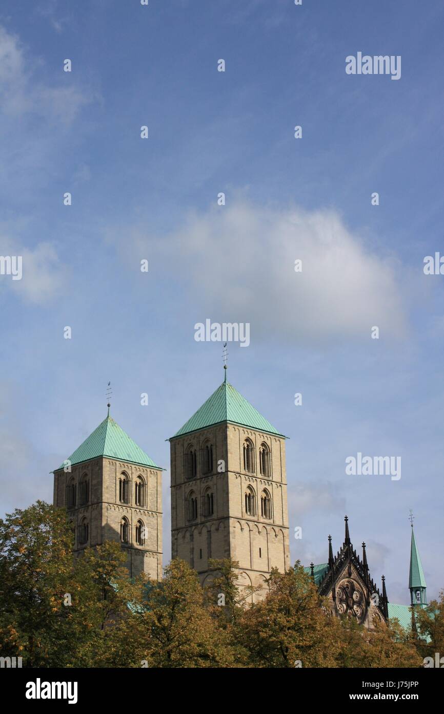 historische Kirche Kathedrale gotisch Westfalen blaue Turm Baum Bäume grün Stockfoto