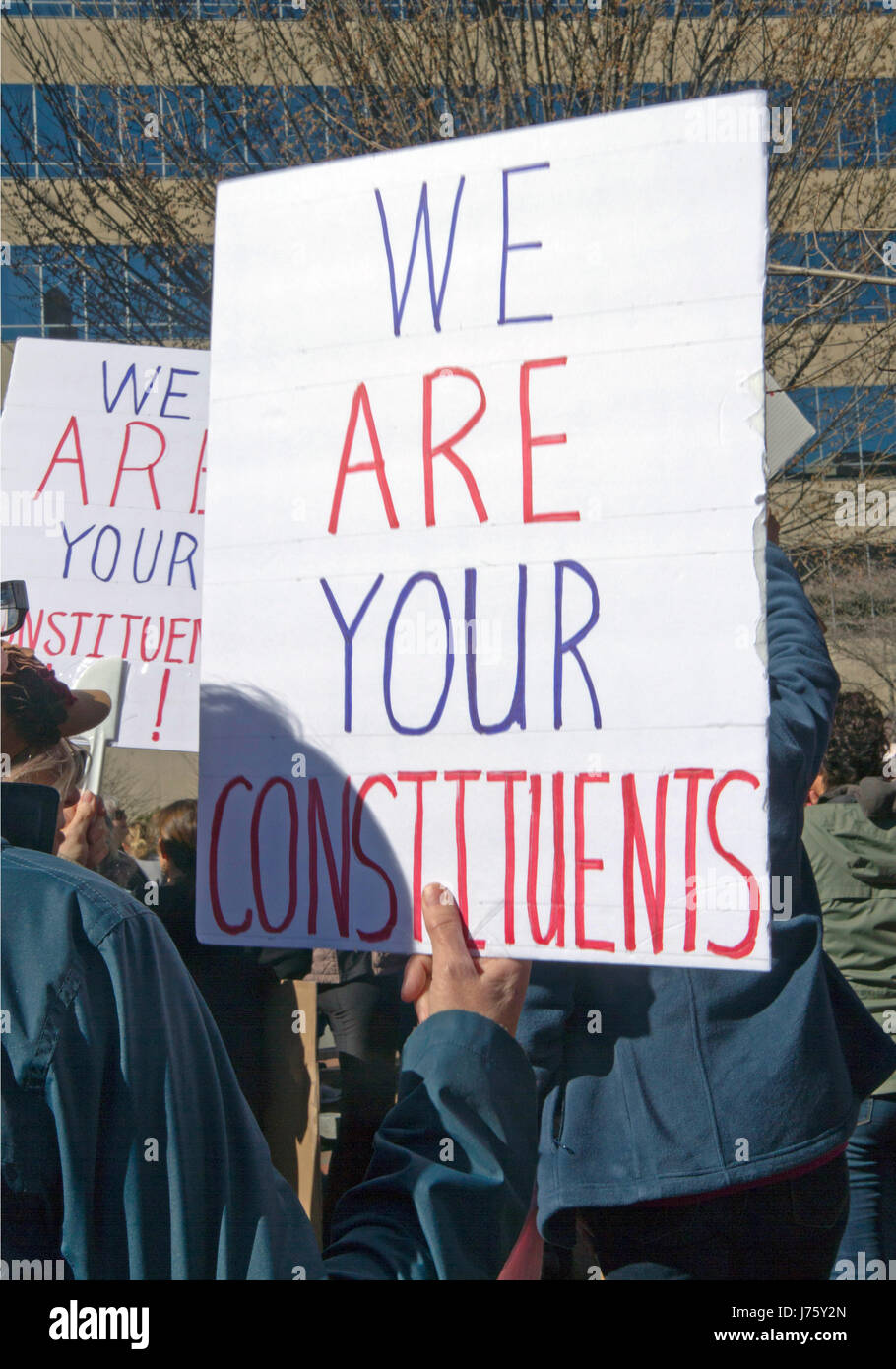 Asheville, North Carolina, USA - 25. Februar 2017: North Carolina Demonstranten halten Zeichen auf einer Kundgebung unterstützt die bezahlbare Pflege Act sagen ' wir Stockfoto