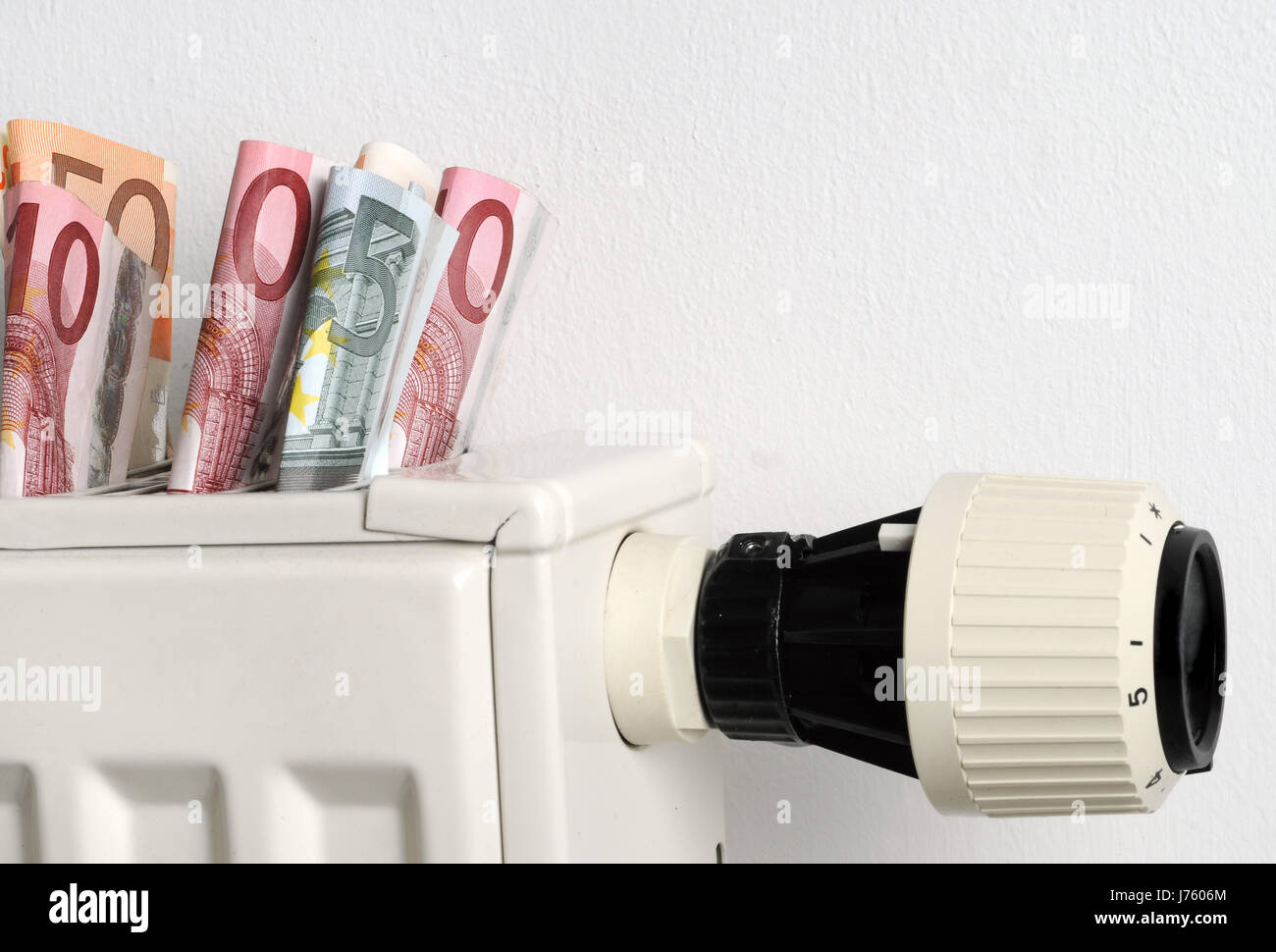 Banknoten zu heizen Heizkörper Geld Detail Euro Roheisen Banknote warm warm-up Stockfoto