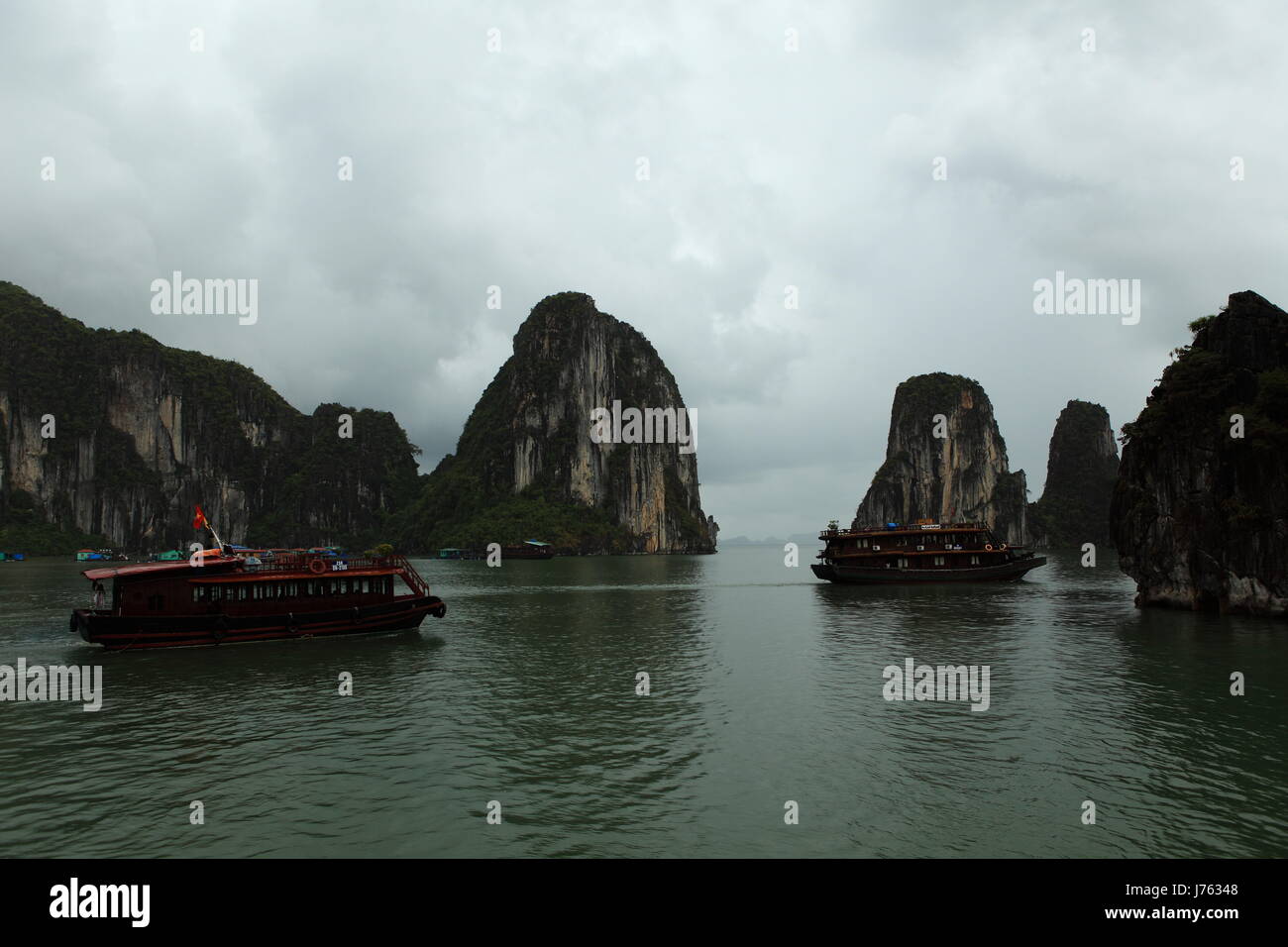 Asia Rock Viet Nam Vietnam Salzwasser Meer Ozean Wasser Ruderboot Segelboot Stockfoto