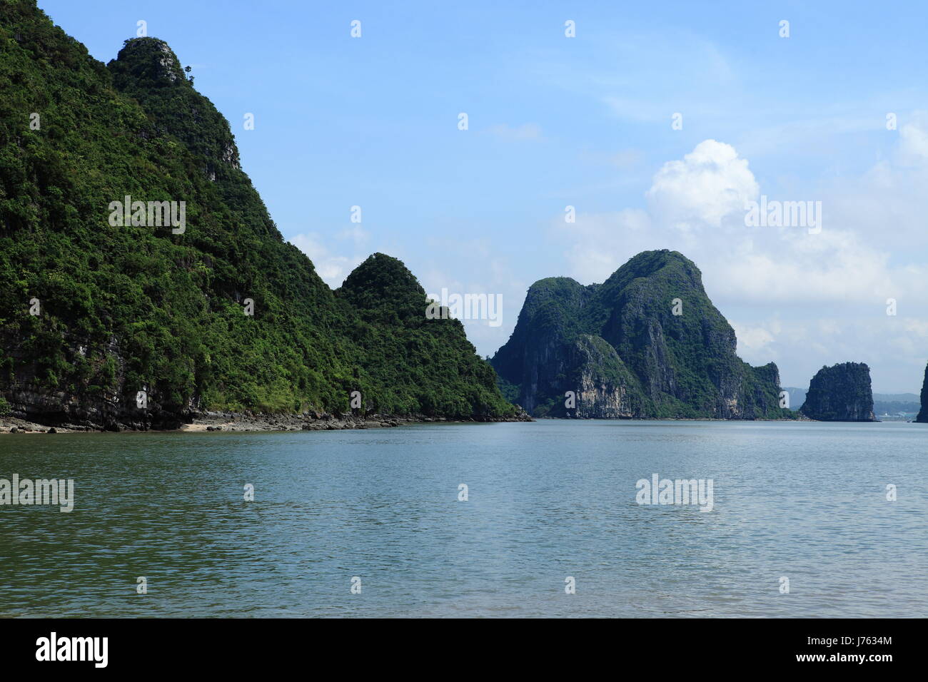 Asia Rock Viet Nam Vietnam Salzwasser Meer Ozean Wasser Ruderboot Segelboot Stockfoto