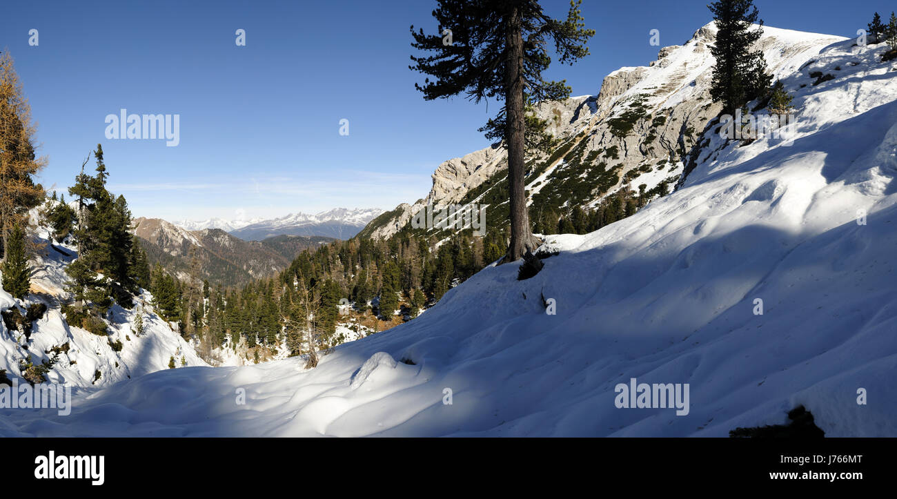 Bergen-Dolomiten Wandern Wandern Wandern Süd Tirol Winter Landschaft Schnee Stockfoto
