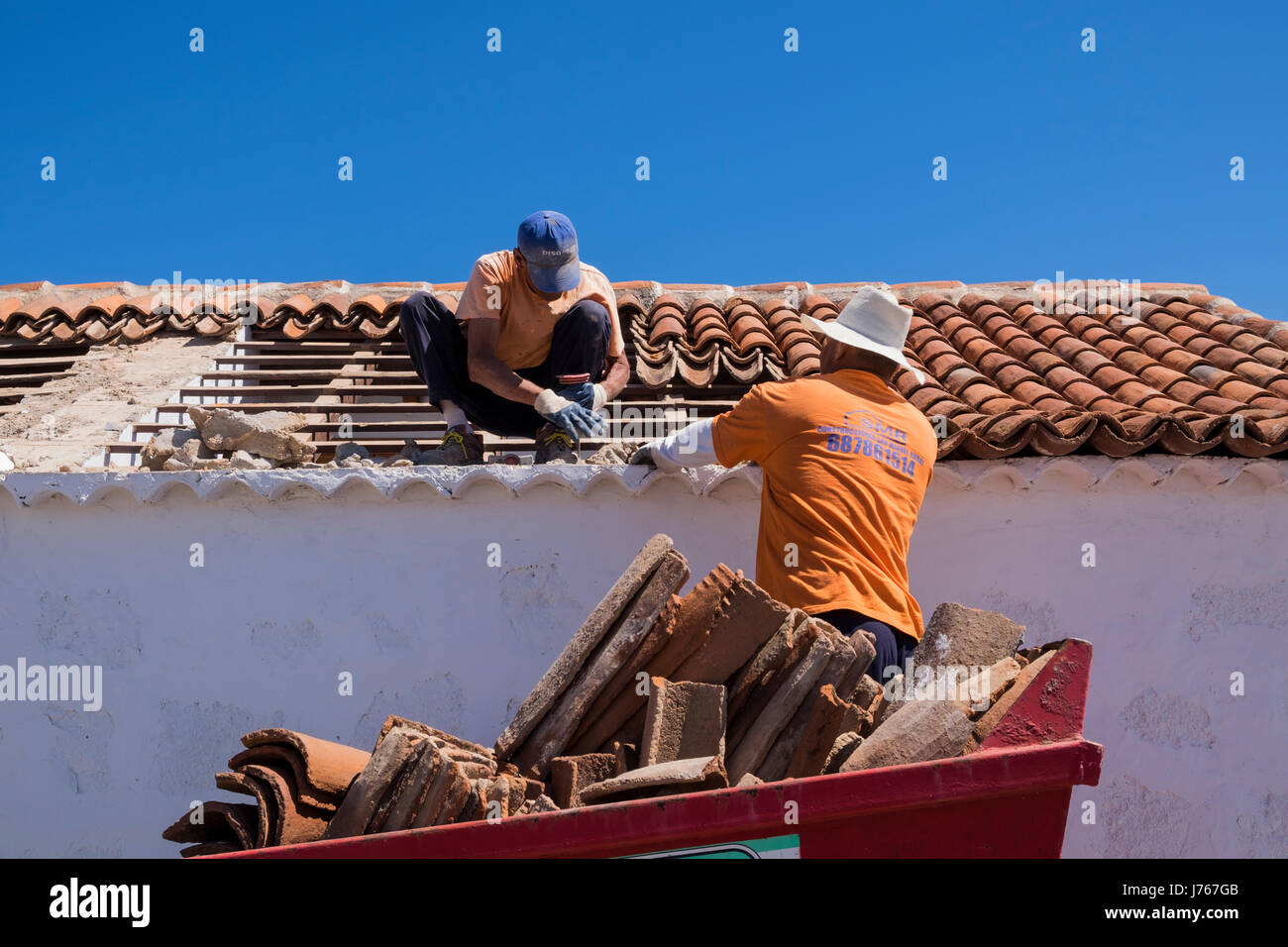 Die Handwerker renovieren das Ziegeldach eines alten Hauses im Dorf La Hoya in San Miguel. Ein wichtiger Teil der Erhaltung der traditionellen Architektur. Stockfoto