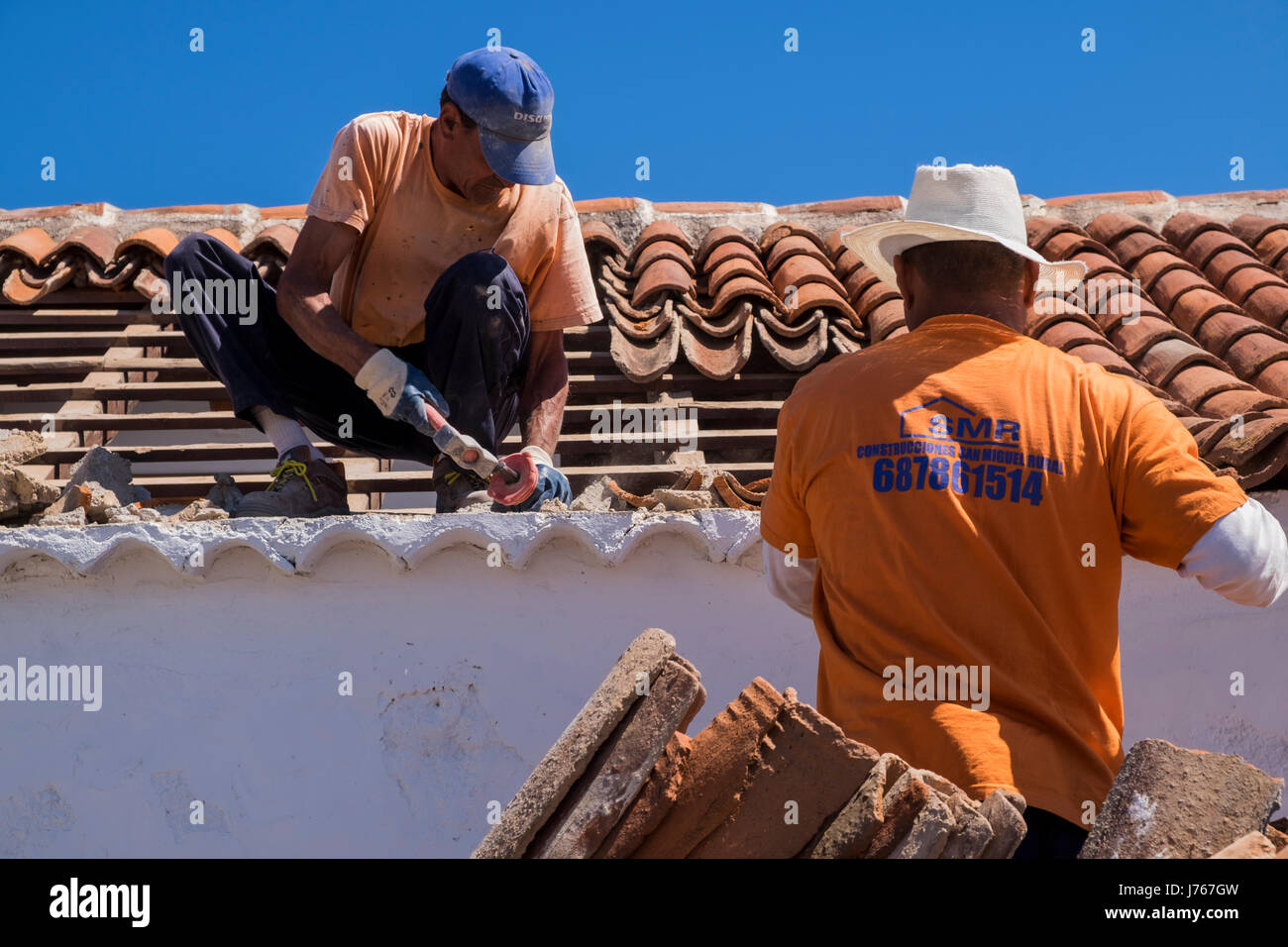 Die Handwerker renovieren das Ziegeldach eines alten Hauses im Dorf La Hoya in San Miguel. Ein wichtiger Teil der Erhaltung der traditionellen Architektur. Stockfoto