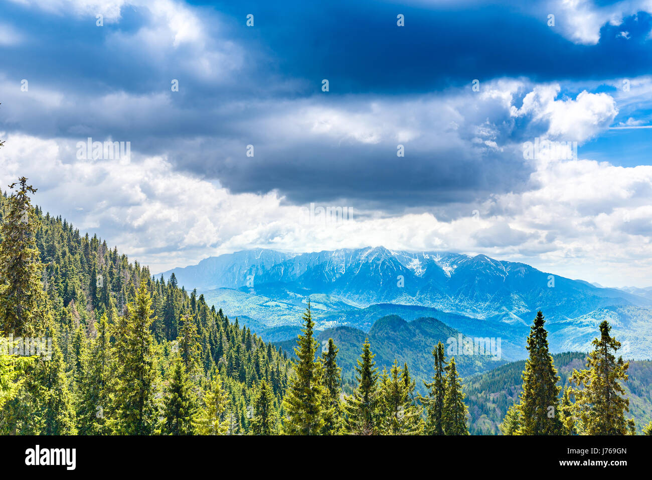 Schönes Panorama mit Bucegi Bergkette am Horizont, wie aus dem Postavarul-massiv in Rumänien Stockfoto