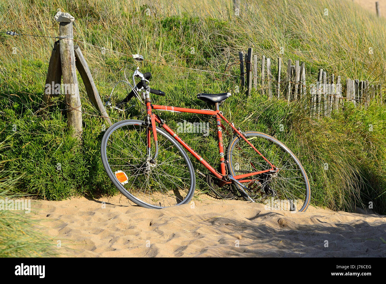 Fahrrad am Strand, Quiberon-Halbinsel (Morbihan, Brittany, Frankreich). Stockfoto