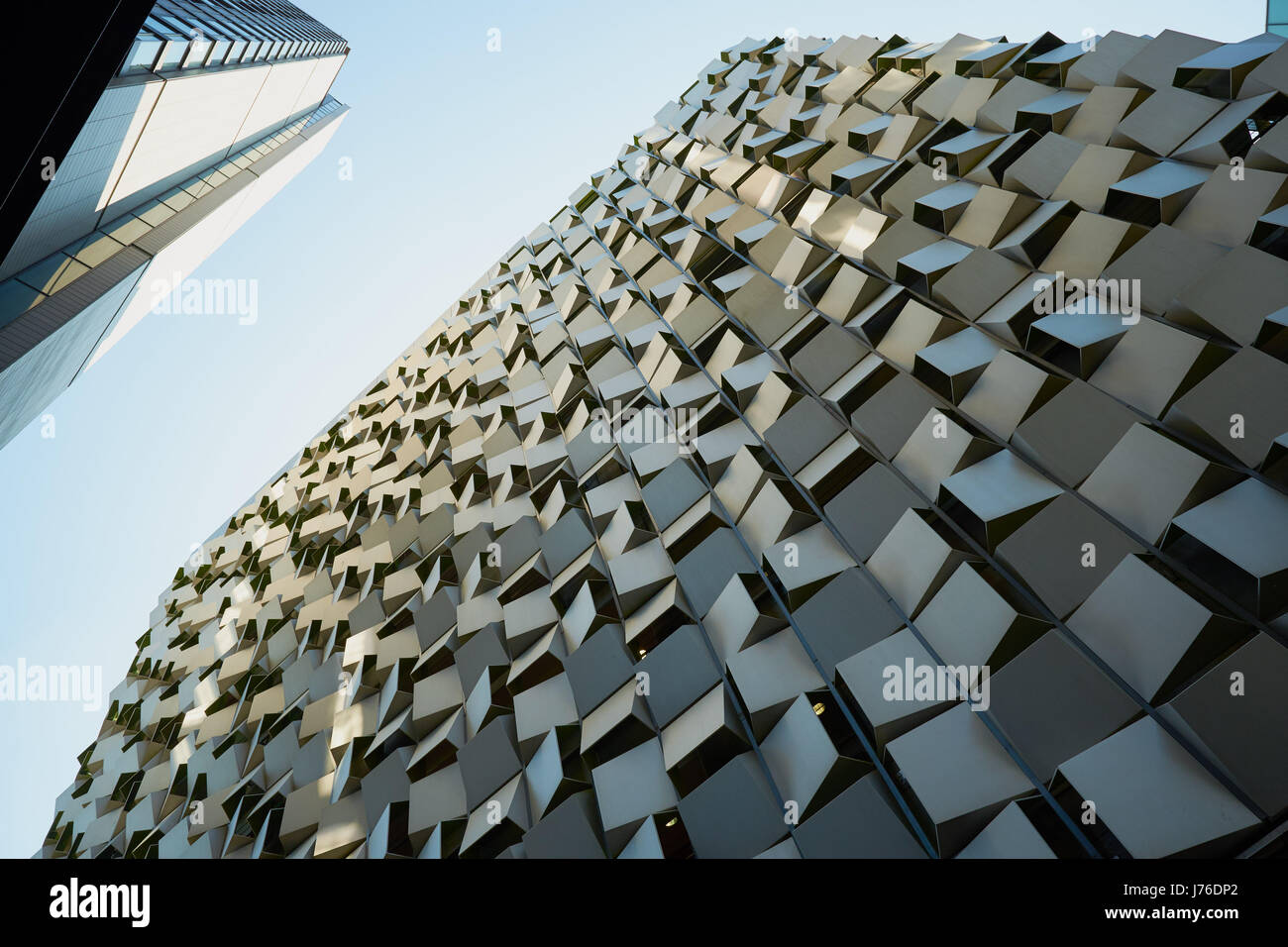 Zeitgemäße moderne futuristische Architektur von unten, Sheffield, South Yorkshire, England Stockfoto