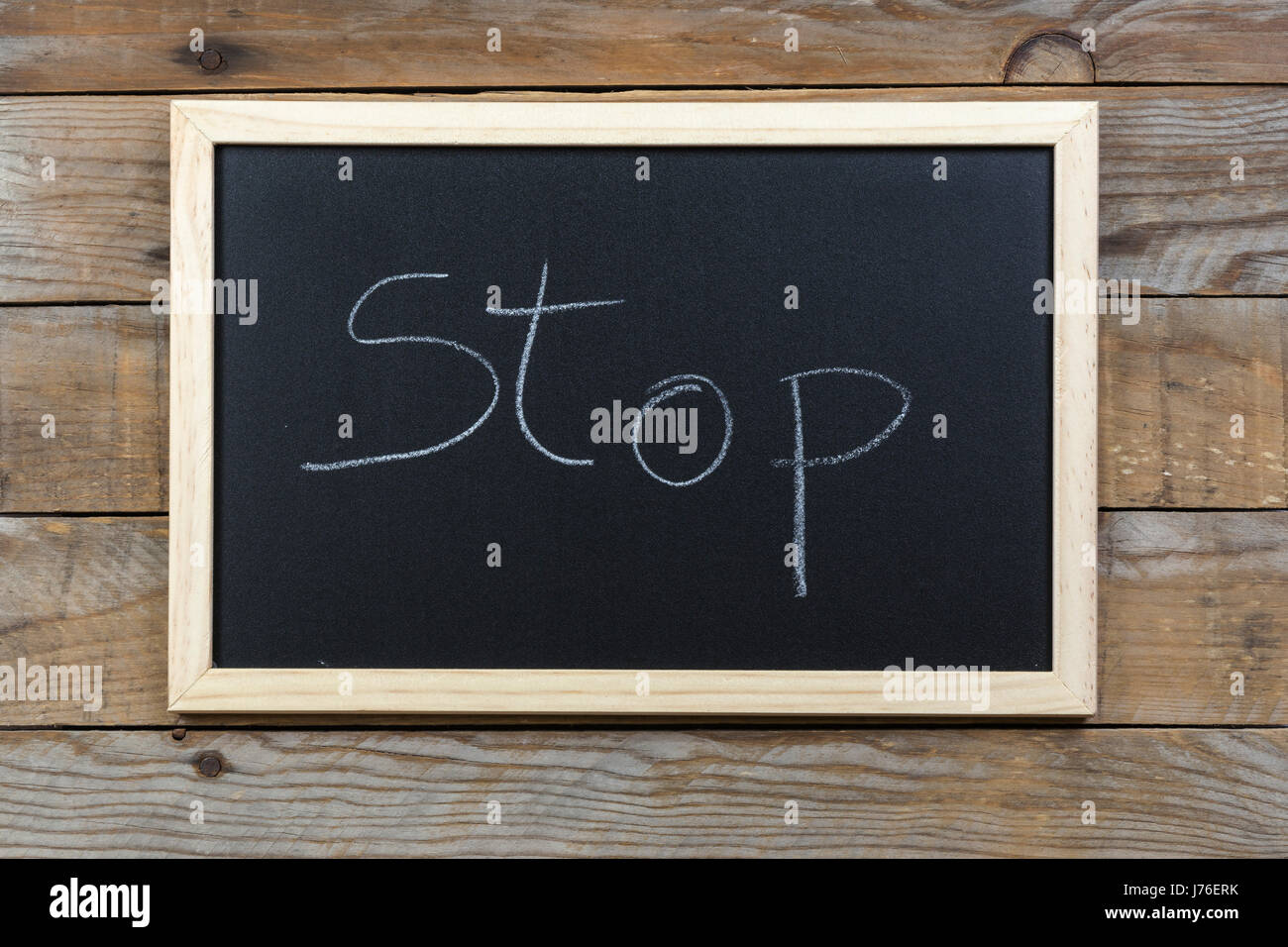 Raum Tafel Hintergrundtextur mit Holzrahmen mit dem Wort "Stop". Tafel Platz für Hintergrundbilder. Horizontale Bauform Landschaft. Stockfoto
