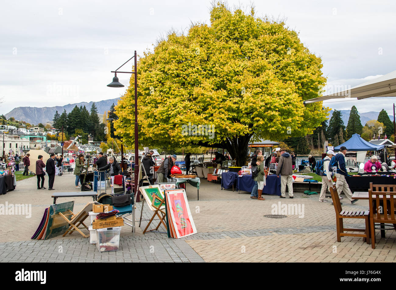 Queenstown, Neuseeland - April 30,2016: Queenstown Kunst und Handwerk Märkte befindet sich an der Seepromenade im Earnslaw Park in Queenstown Stockfoto