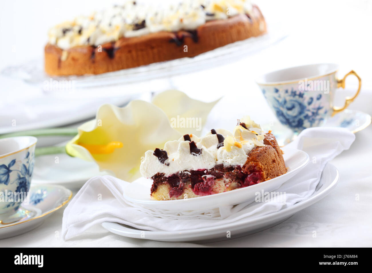 Lebensmittel Nahrungsmittel Kuchen Kuchen Kuchen Sahne Kirsch Gericht essen Dessert Schokolade Schwamm Stockfoto