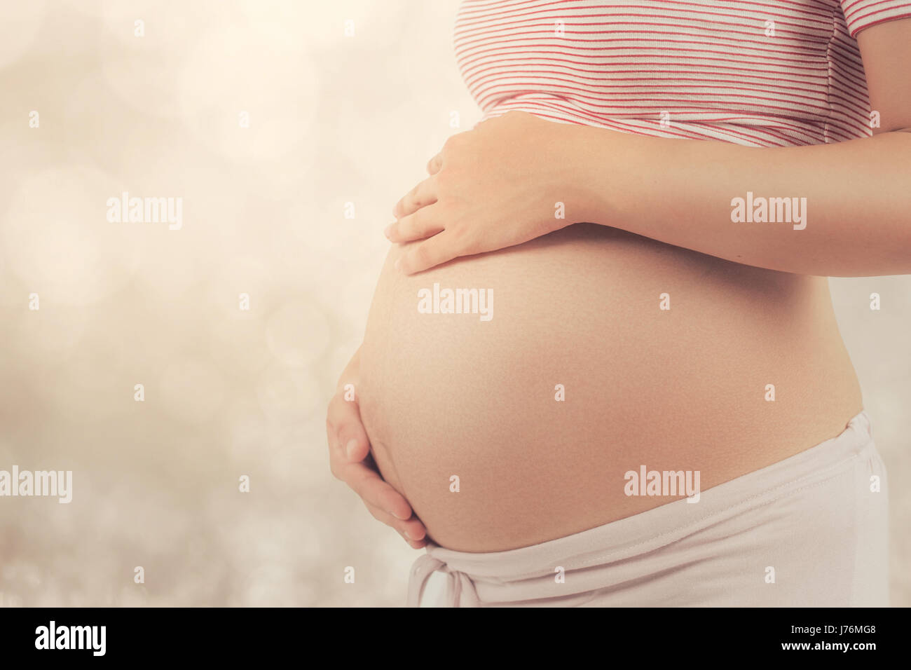 Bauch einer schwangeren Frau Stockfoto