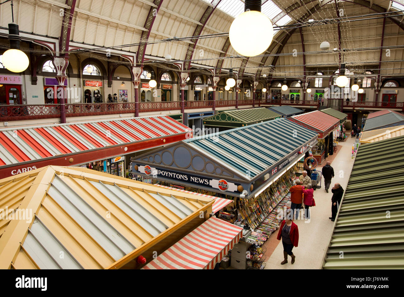 Großbritannien, England, Derbyshire, Derby, Albert Street, 1864 Markthalle Interieur, Stände unter Eisen gewölbten Dach Stockfoto