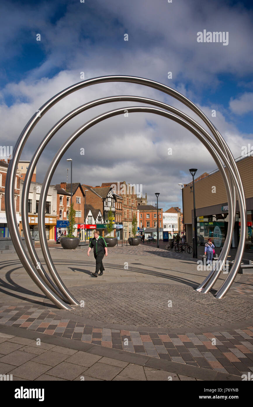 Großbritannien, England, Derbyshire, Derby, St.-Peter-Straße, die vor Ort, Metal Hoop Skulptur von DPQ Architekten außerhalb Intu Einkaufszentrum Stockfoto