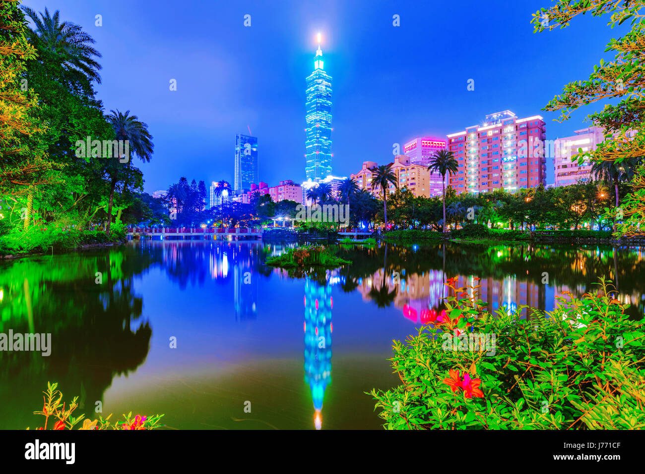Taipeh, TAIWAN - APRIL 20: Dies ist eine Nachtansicht von Zhonghsan Park und Taipei Taipeh 101 Gebäude im Stadtteil Xinyi am 20. April 2017 in Taipeh Stockfoto