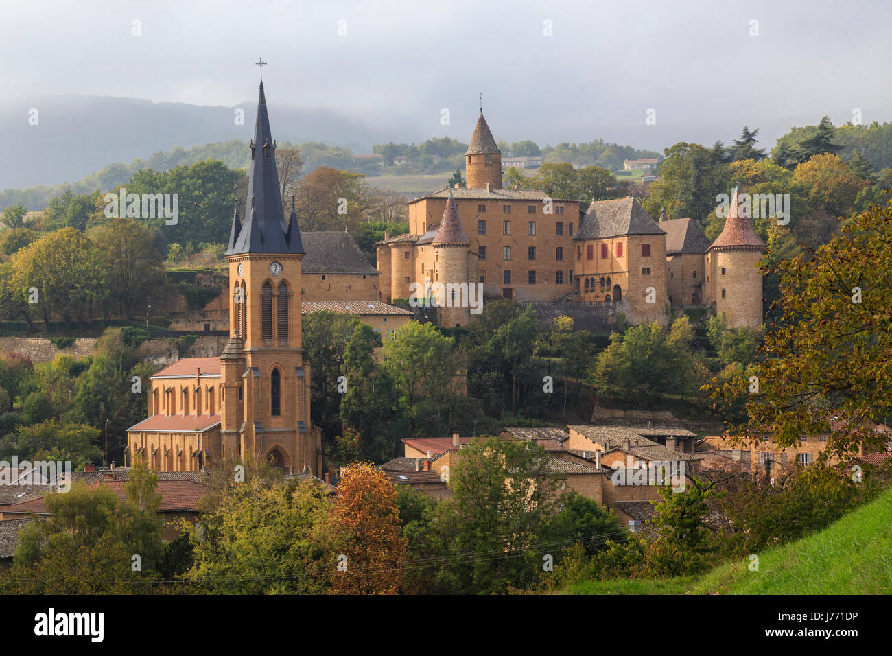 Frankreich, Rhone, Beaujolais, Jarnioux, das Dorf, die Kirche und Jarnioux Schloss Stockfoto