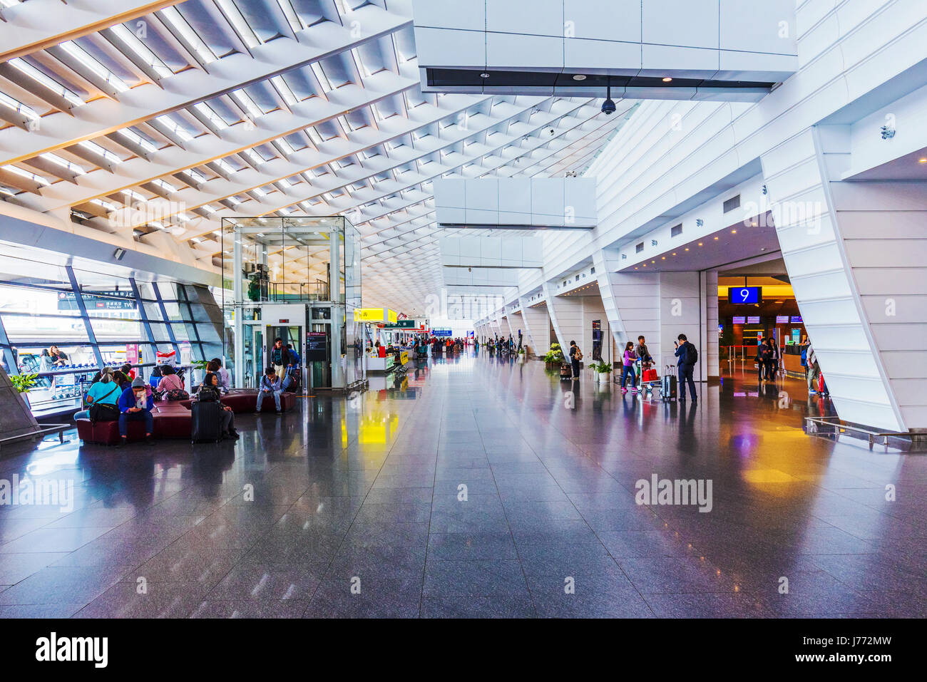 TAOYUAN, TAIWAN - 24. APRIL: Dies ist das Innere des Bereichs Haupteingang von Taoyuan Internationaler Flughafen ist der Hauptflughafen für internatio Stockfoto