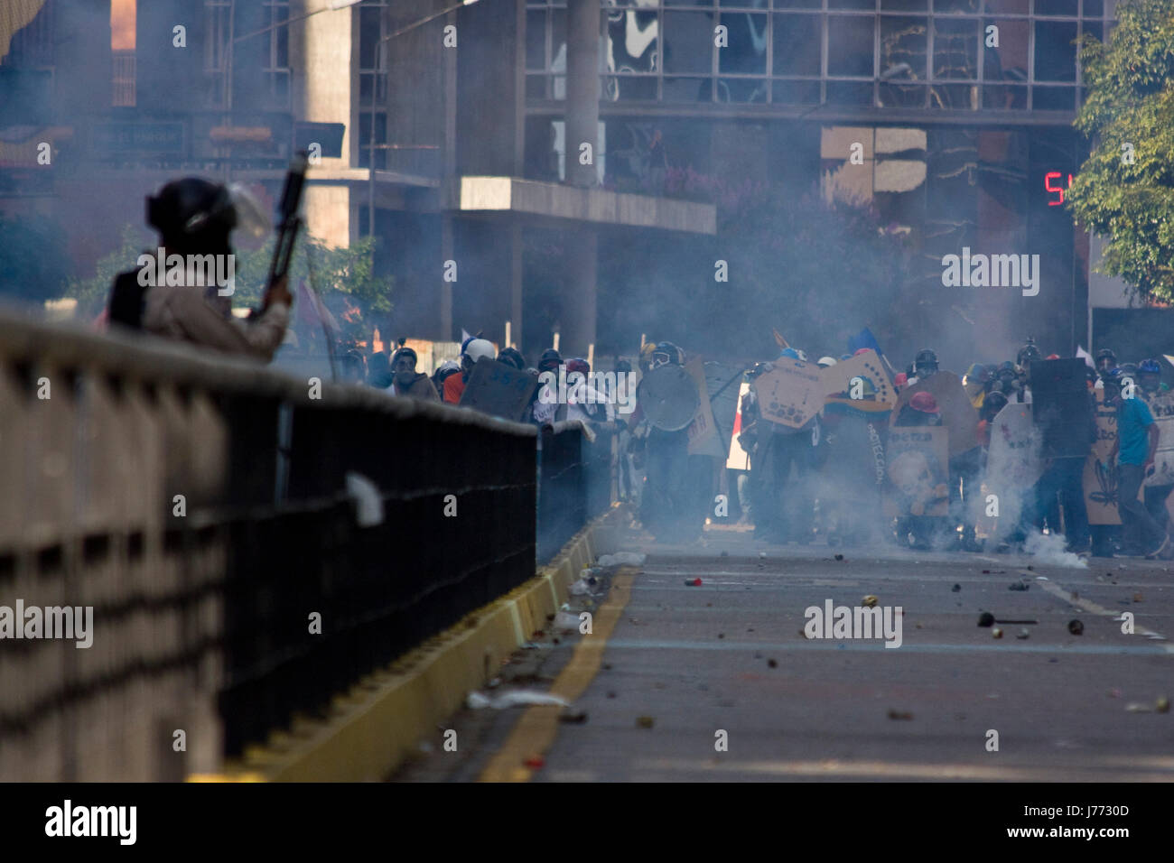 Demonstranten konfrontieren die Polizei während einer Protestaktion gegen die Regierung von Nicolas Maduro in Caracas. Stockfoto